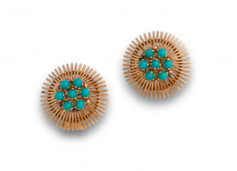 649.  Pendientes de turquesas años 50 con marco de hilos de oro.