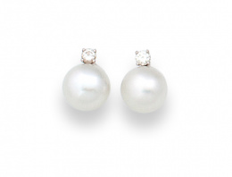 158.  Pendientes con perla Australiana de intenso oriente y brillante en oro blanco de 18k.