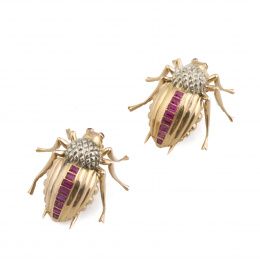 86.  Pareja de broches clip en forma de escarabajo años 40 con rubíes sintéticos calibrados 