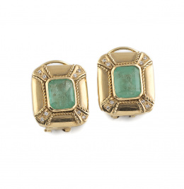 204.  Pendientes con esmeraldas que suman 6 ct, en marcos rectangulares con brillantes a modo de aspas