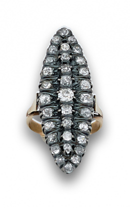 68.  Sortija lanzadera de brillantes de talla antigua, ffs s. XIX en oro de 18K con frente de plata.