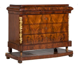 729.  Cómoda de madera de caoba y palma de caoba, con aplicaciones a los lados de hojas de madera tallada y dorada.Trabajo catalán, h. 1850-1860.