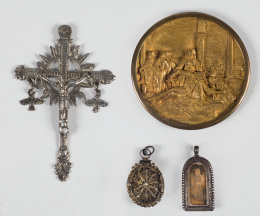 1206.  Colgante devocional en filigrana, con dos vitrales con tapas, por una lado la Santa Faz y por otro, la Virgen con el Niño .Trabajo español, S. XVIII.