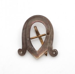 723.  Hebilla Art-Nouveau en nácar rosado.