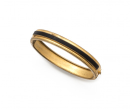 605.  Brazalete rígido de pp s.XX con banda central de esmalte negro.
