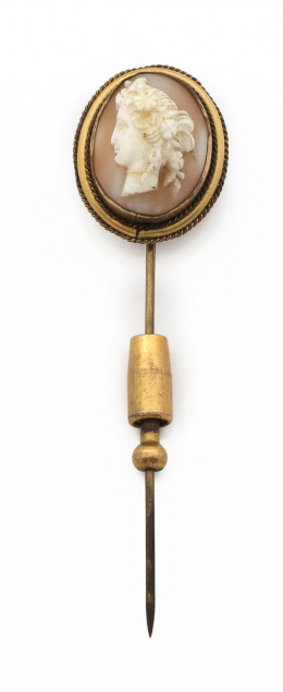 52.  Alfiler de pp s. XX con camafeo de busto de dama tallado en concha ,en metal dorado.