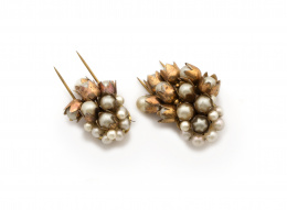 86.  Pareja de broches franceses años 30 con racimos de perlas de vidrio .