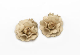 44.  Pendientes de pp s. XX para novia,realizados en piel de color marfil con diseño de rosa con tres florecillas colgantes.