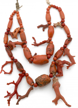 597.  Collar popular con grandes piezas de coral en rama y cuentas en forma de tonel,cilindro y esféricas s. XVIII - XIX.