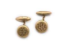 596.  Gemelos circulares de pp s. XX con iniciales grabadas en oro de 18K .