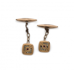 720.  Lote de dos pares de gemelos pps sXX en metal dorado.