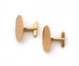 741.  Gemelos años 70 con óvalos decorados en punta de diamante y sistema articulado a submarino prismático.