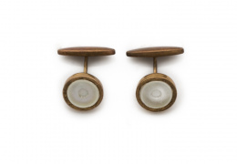 737.  Gemelos pp s.XX con círculos con nácar enmarcados en guirnaldas grabadas, y sistema rígido en metal dorado.