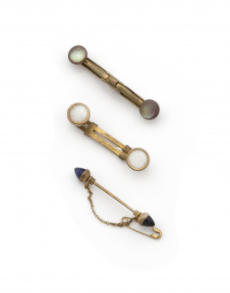 719.  Tres botones en barra para cuello pp s. XX en metal dorado.