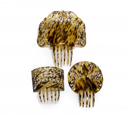 1077.  Peineta de forma cuadrada, decoración calada de roleos, España, pp. del S. XX..