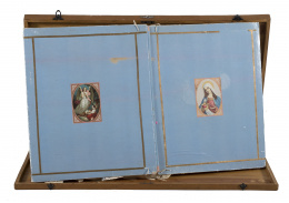 913.  Caja con dos juegos de sábanas de hilo, raso de seda, encaje de Burano y bolillos de Bruselas con leyenda: “Concepción Pardo”. S. XIX.