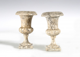 1301.  Pareja de copas de mármol gris y blanco.España, S. XIX.