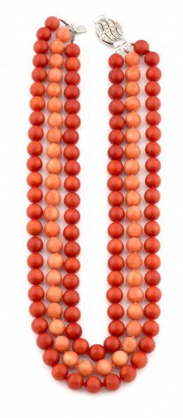 730.  Collar con tres hilos de cuentas de coral con cierre de plata y símil diamantes