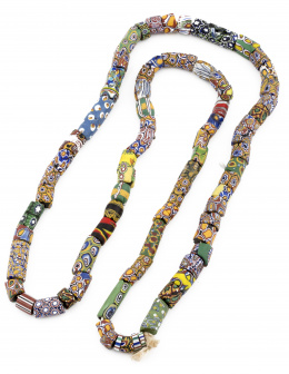 247.  Collar africano de cuentas de trueque realizadas en vidrio milefiori veneciano