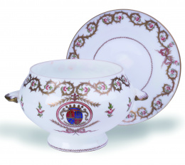 1028.  Sopera con plato de opalina pintada y dorada, Francia, S. XIX.