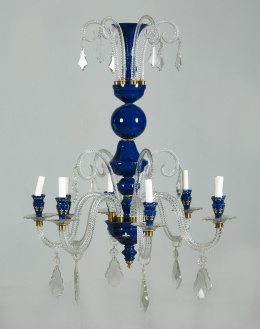 1123.  Lámpara de seis luces, en cristal con vástago azul cobalto y flores de lis en blanco.Francés mediados S.XX.