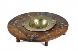 492.  Brasero en madera de nogal con aplicaciones metálicas.trabajo español, S. XVIII - XIX.