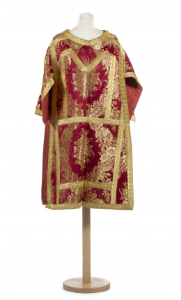1029.  Dalmática en raso con hilos dorados formado flores y galones aplicados.España, S. XIX.