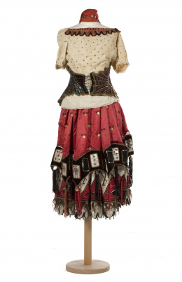524.  Blusa, falda y pañuelo, de echadora de cartas.Algodón, terciopelo, raso de seda, lentejuelas, pelo natural y aplicaciones de lentejuelas de colores y metálicas, S. XIX.
