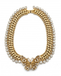 626.  Collar americano de fantasía años 50 con mariposa central y rivière de strass como remate de cadena barbada.