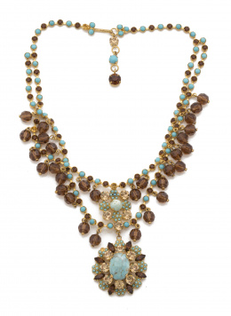 665.  Collar de fantasía años 60 con cuentas de strass color cognac y símil turquesas.