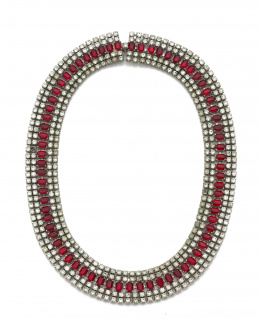 85.  Collar de fantasía años 50 con strass rojo y blanco en metal blanco articulado.