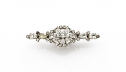 616.  Broche barra de fantasía años 30 con strass de diferentes tallas en metal blanco.