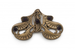 722.  Hebilla Art-Nouveau con  vidrios color amatista y en metal mate.