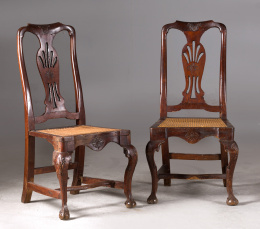 1075.  Juego de dos sillas de madera de nogal, de estilo Chippendale.Trabajo andaluz, S. XVIII.