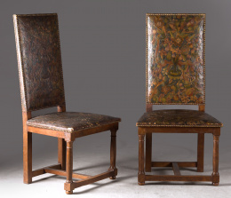 1072.  Pareja de sillas en madera de nogal.Trabajo español, S. XVIII.