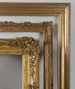 1109.  Marco de madera tallada y dorada, de estilo regencia, S. XX.