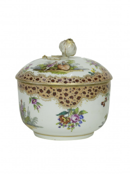 949.  Azucarero de porcelana esmaltada, decorada con escenas galantes.Meissen, 1818-1860