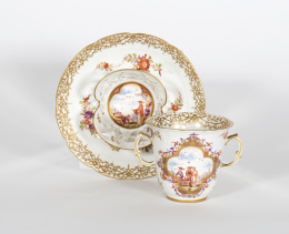 962.  Taza para chocolate de porcelana esmaltada y dorada con decoración de “chinoseries” en cartelas doradas.Siguiendo modelos de Meissen, h. 1723-1736. Según Helena Wolfsohn (1843 - 1883)