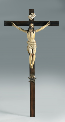 331.  Cristo de marfil tallado y policromado con rubíes engastados representando la sangre.Trabajo Hispano filipino, S. XVII.