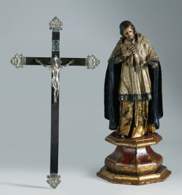 931.  Cristo crucificado en plata marcada sobre cruz de palosanto. Taller Italiano, Roma,  1736-1737.