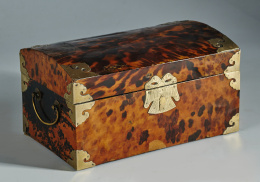 337.  Cofre en carey y alma de madera, con remates de bronce aplicados en los cantos, cerradura recortada con águilas bicéfalas.Trabajo mexicano, S. XVIII.