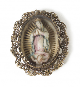 1450.  “Virgen de Guadalupe”Relicario de alabastro policromado, marco de oro en filigrana.Trabajo colonial, S. XVII.