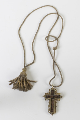 1451.  Cruz de madera tallada y emplumada, marco de plata sobre dorada, rematada en florones.Trabajo mejicano, S. XVII.