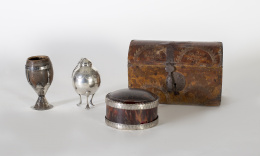 1447.  Caja en carey, montada en plata, con anagrama jesuítico en la tapa rodeada por un haz de luz.Trabajo Mejicano, S. XVII - XVIII.