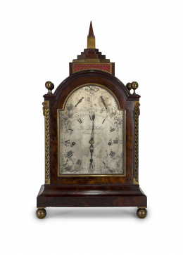 970.  Reloj bracket  con sonería en caja de madera de caoba y monturas de bronce.Inglaterra, S. XIX