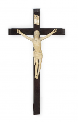 1002.  “Cristo expirante” en marfil tallado sobre cruz de madera de cedro patinado. Escuela hispano-filipina, S. XVII.