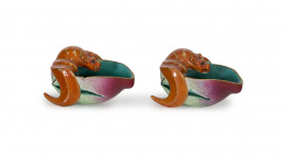 1412.  Pareja de saleros Compañía de Indias en forma de melocotón con murciélagos . Trabajo para la exportación, China, S. XVIII.