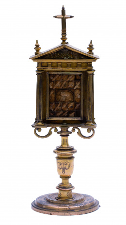 1098.  Relicario arquitectónico de bronce con decoración grabada de tornapuntas y un virial.Trabajo español, S. XVI..