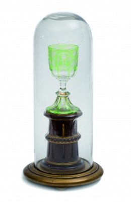 511.  Copa de la cristalería de Isabel II en verde, tallado y grabado al ácido.Bohemia, segunda mitad del S. XIX.