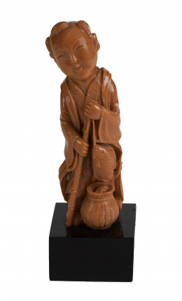 1141.  Niño pescadorEscultura en coral tallado.Japón, principios S. XX